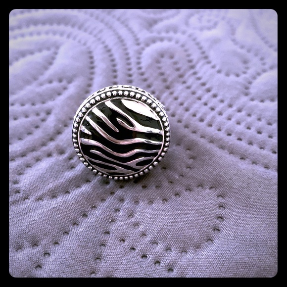 Silver Zebra Pattern ring. Size 10 - Picture 2 of 5